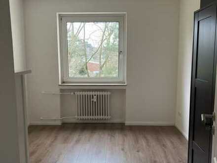 WG Zimmer in einer schöner 3 Zimmerwohnung. Die Wohnung ist neu renoviert und komplett möbliert.