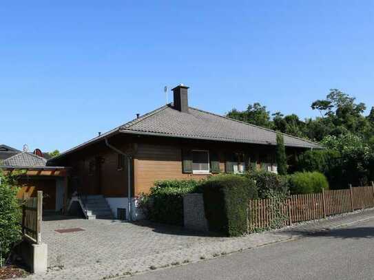 Charmantes Holzhaus mit großem Grundstück in ruhiger Randlage in Jechtingen