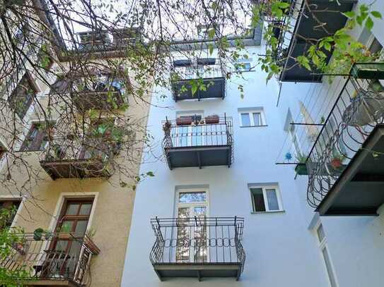 Altsendling – gut geschnittene 2-Zimmer-Altbauwohnung mit Wohnküche und Balkon