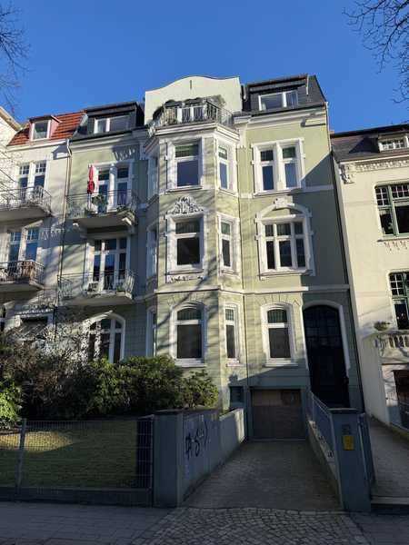 Altbau neu gedacht: Offenes Wohnen mit Garten und Atelier-Charakter