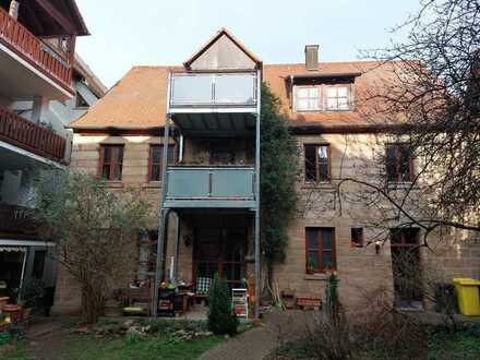 Stilvolle, geräumige 2-Zimmer-Wohnung mit Balkon und Einbauküche am Rathaus!