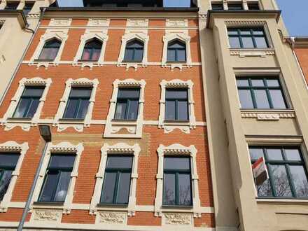 **STADTZENTRUM-ATTRAKTIVE HELLE WOHNUNG MIT GROSSEN RÄUMEN IN DER NÄHE DES SCHLOßTEICHES**