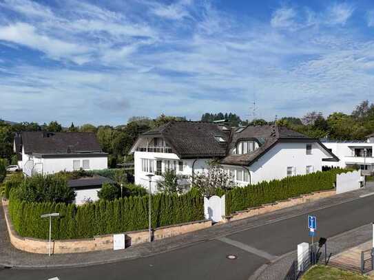 Großzügige Einfamilienvilla in ruhiger Lage mit Schwimmbad, Office/Au-Pair-Appartement