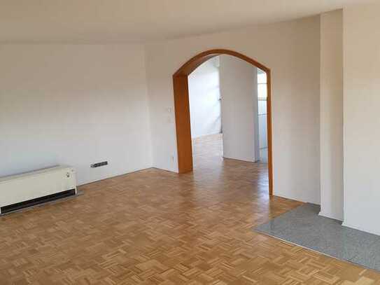 Großzügig geschnittene 3,5 Zimmer Wohnung