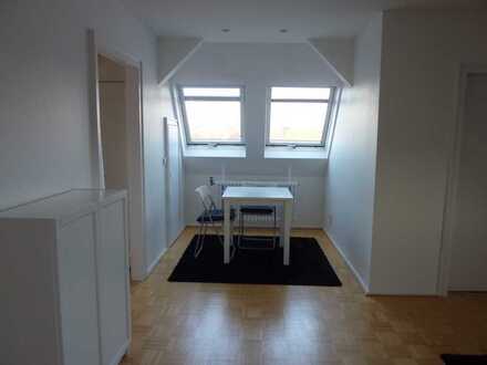 Schöne helle Dachgeschosswohnung (teilmöbliert)