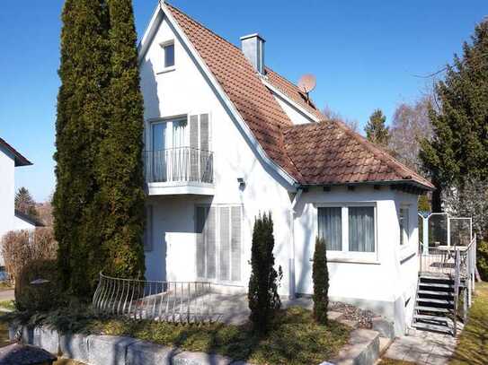 Freistehendes Einfamilienhaus mit Garten und Garage