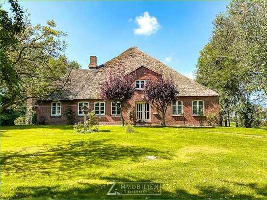 Historischer Haubarg im Dorfkern von Westerhever