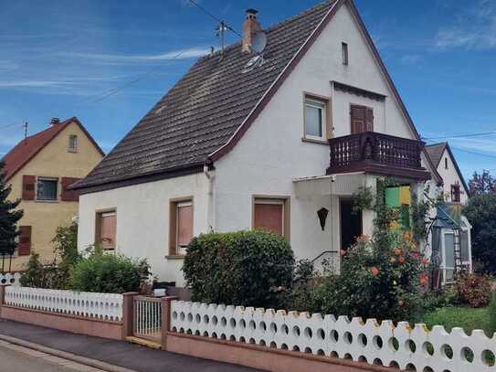 In Verhandlung: Schöner Garten und ein kleines freistehendes Einfamilienhaus mit Garage