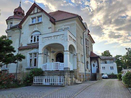 Großzügige Dachgeschosswohnung mit Galerie in stilvoller Villa.