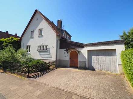 FREISTEHENDES EINFAMILIENHAUS MIT GARAGE UND SCHOENEM GARTEN