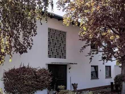 Großzügiges Grundstück (unverbaubare Aussicht) mit Villa zum Sanieren oder Abriss für exkl Neubau!