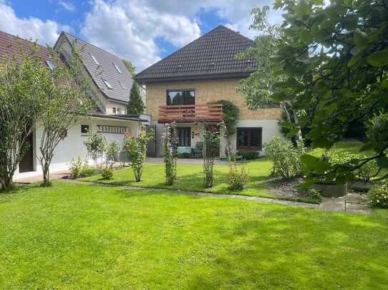 Gepflegtes 6-Zi.-Zuhause mit großem Grundstück, Carport und Garage