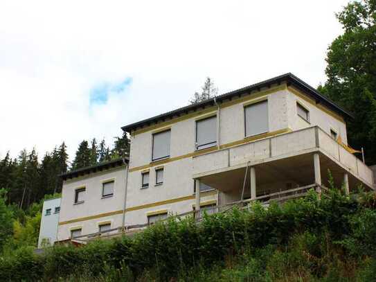 Großes Haus mit zwei Wohneinheiten in landschaftlich attraktiver Lage.