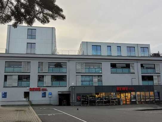 Moderne 2,5-Raum-Wohnung mit Loggia und eigenem Parkplatz