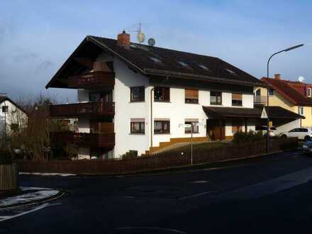 Gepflegte Dachgeschosswohnung mit vier Zimmern und Balkon in Bad Soden-Salmünster