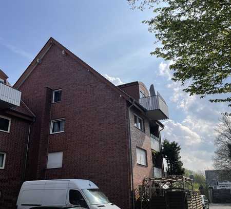 Schöne 4 Zimmer Dachgeschoß Wohnung mit Balkon mit WBS