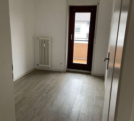 Stilvolle helle 4-Raum-Wohnung mit Balkon in Ettlingen-Bruchhausen