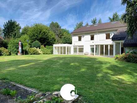 Familienfreundliches Anwesen mit parkähnlicher Gartenanlage in bester Wohnlage