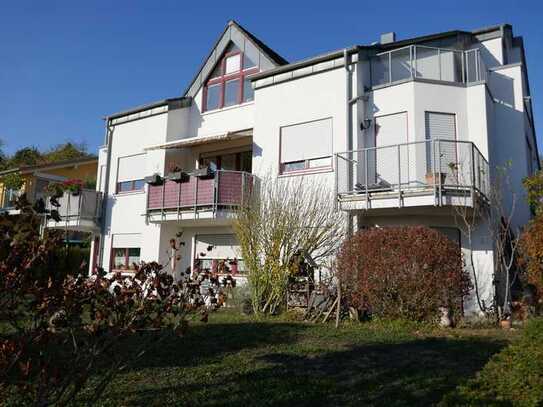 Möblierte 2 Zi. Maisonette-Wohnung mit Balkon mit sehr schönem Blick in ruhigem Wohngebiet