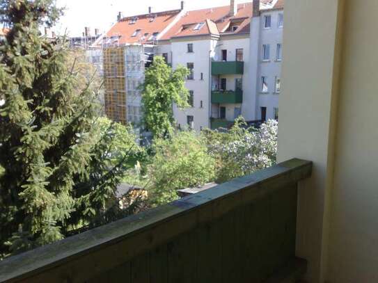 Blick über Stötteritz, helle Zwei- Raumwohnung mit Balkon, 1.OG, Bad mit Wanne