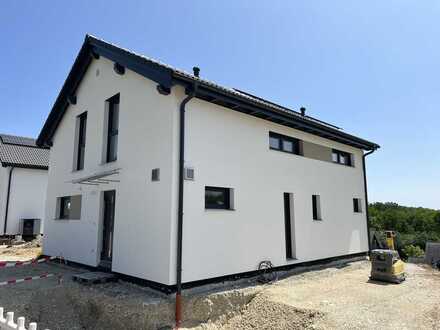 Ein ganzes Haus für sich - 154 qm Haus mit bestem Energiestandard KfW 40 Plus - Garten & PV- Anlage