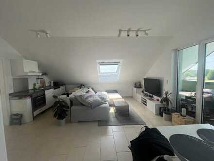 Moderne Dachgeschosswohnung mit Balkon und Fußbodenheizung