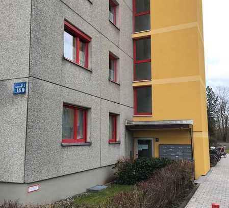 Geschmackvolle 4-Raum-Hochparterre-Wohnung mit Balkon in Germering