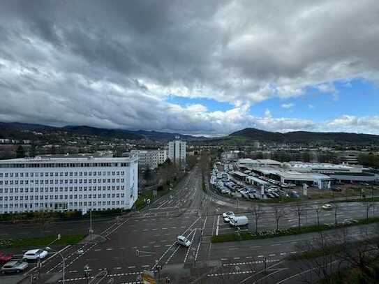 Helle 2 Zimmer Whg mit Blick über Freiburg und in den Schwarzwald