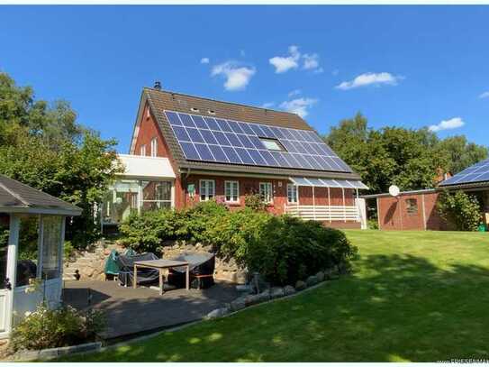 ERDWÄRME, GRUNDOFEN, PV-ANLAGE, XXL CARPORT... Komfortables Eigenheim mit traumhaftem Gartenareal !