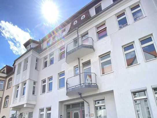 Attraktive Altbauwohnung mit Einbauküche und Balkon.