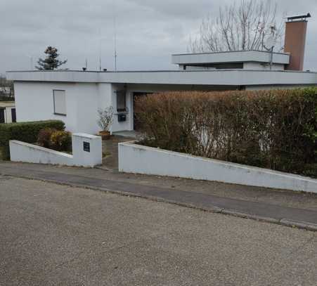 Großzügiger Bungalow mit Hanggrundstück in Aussichtslage