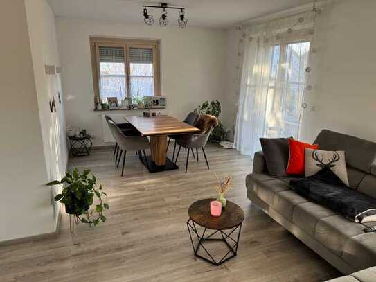 Stilvolle, sonnige, vollständig renovierte 3-Zimmer-Wohnung