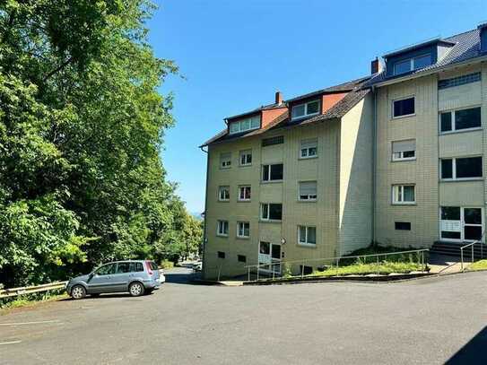 Waldidylle in Stadtnähe: Gemütliche 2-Zimmer-Wohnung mit Garage in Bad Nauheim, frei
