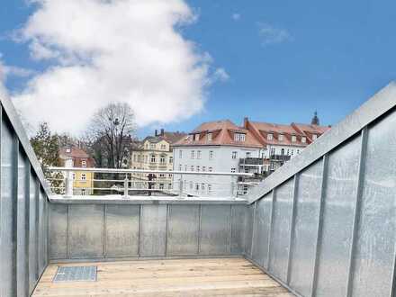 * Helle Dachgeschoss-Wohnung mit großer Küche und Dachterrasse *