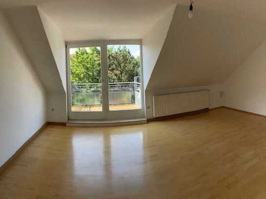 Helle 2 Zi Dachgeschoßwohnung mit Balkon nach Süden ab 1.11.24; U-Bahn Quiddestraße fußläufig