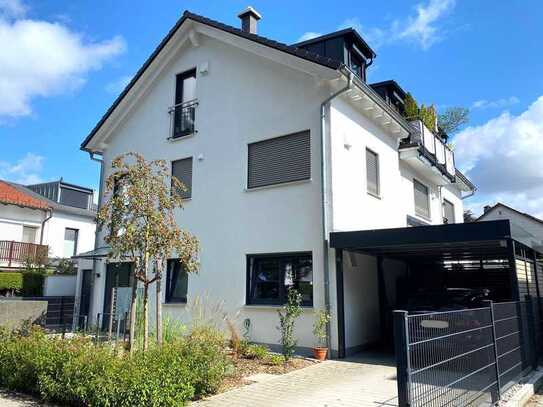 Schicke Dachgeschoss-Wohnung mit Loggia und Balkon