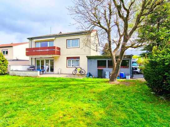 Zweifamilienhaus mit Garten, Terrasse, Balkon, Garage, Stellplatz und großem Grundstück