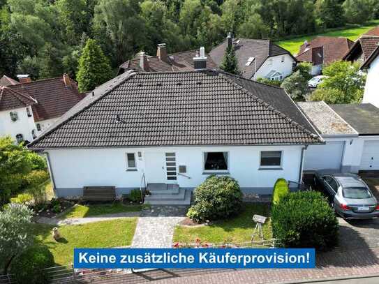 Bungalow mit herrlichem Ausblick und zwei Garagen direkt in Usingen