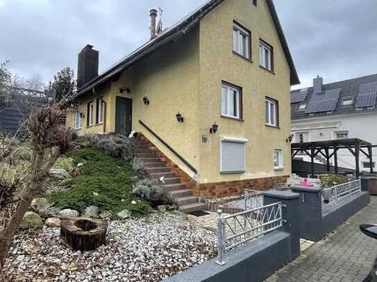 Modernes Zweifamilienhaus in Ronneburg zu verkaufen