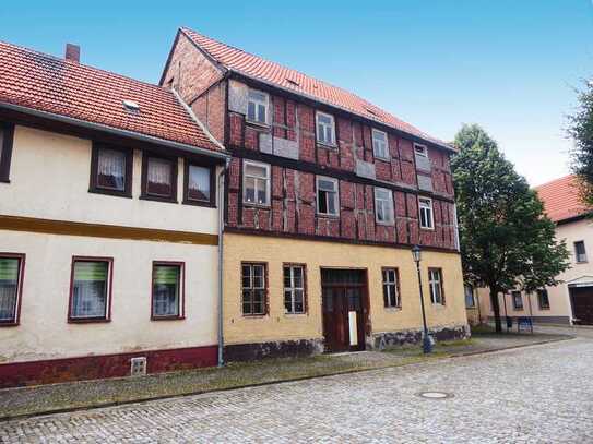 Leerstehendes Mehrfamilienhaus mit Seitenflügel in Falkenstein/Harz OT Ermsleben