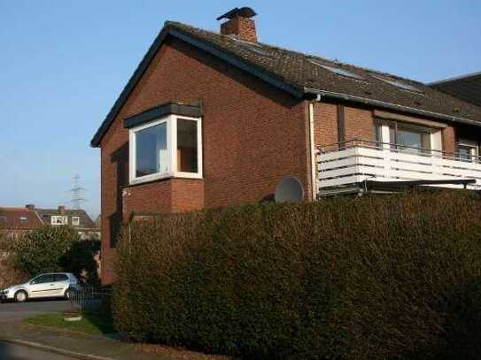 Helle und modernisierte Wohnung mit dreieinhalb Zimmern und Balkon in Gelsenkichen-Schaffrath