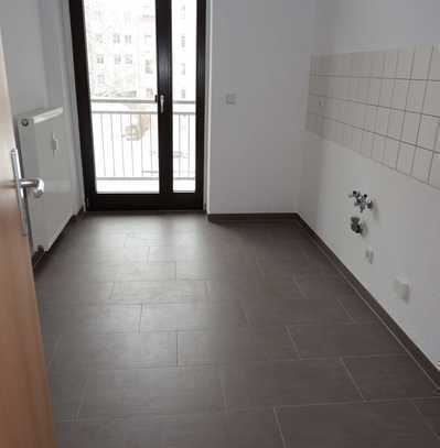 Laminat - Lift - 2. OG - Balkon an der Küche ! fei ab 1.5.25