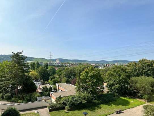 Gepflegte 2,5-Zimmer-Wohnung mit Balkon und atemberaubendem Weitblick