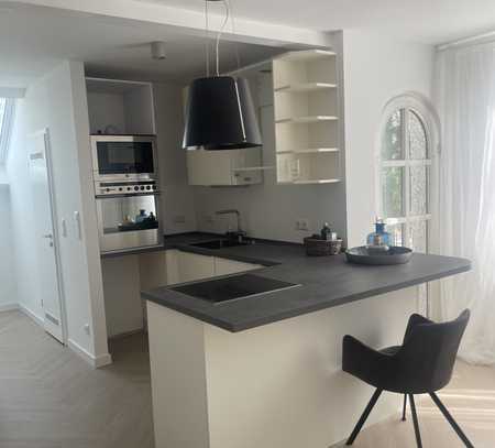 Helle, frisch renovierte 2-Raum-Wohnung teilmöbliert mit Balkon und Einbauküche in Baldham