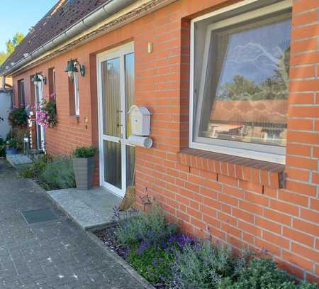 Renoviertes Reihenhaus mit schöner Terrasse, Garten + Garage