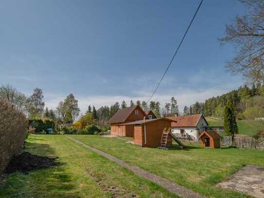 Gartengrundstück bebaut mit zwei Gartenhäuschen