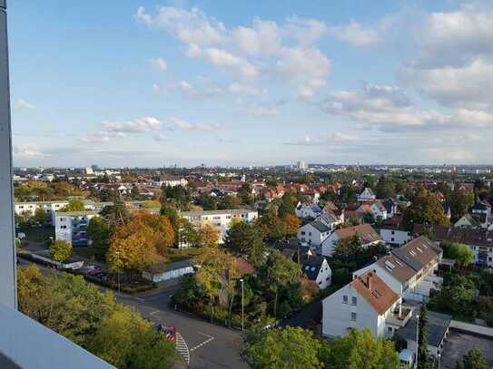 Helle, top sanierte 2 Zimmer - Wohnung mit herrlichem Blick, TG-Stellplatz und Einbauküche