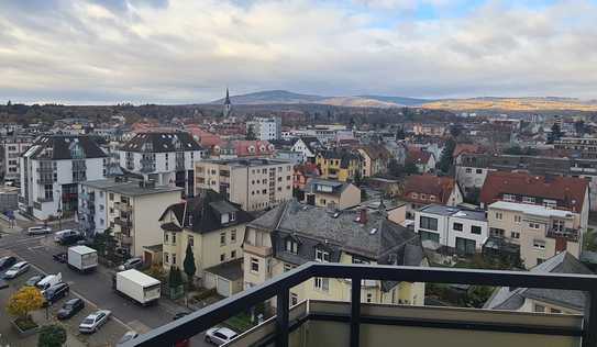 Renovierungsbedürfte Wohnung mit Sonnenbalkon in zentraler Wohnlage und herrlicher Aussicht