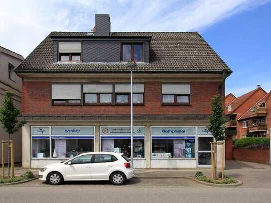 Mehrfamilienhaus mit Ladengeschäft, Werkstatt- & Lagergebäuden & Garten