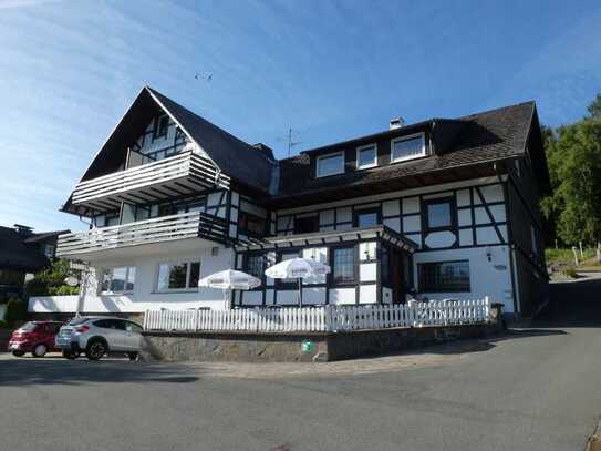 Fachwerk-Gasthof im Sauerland mit 12 Gästezimmer, Eigentumswohnung und großes Grundstück